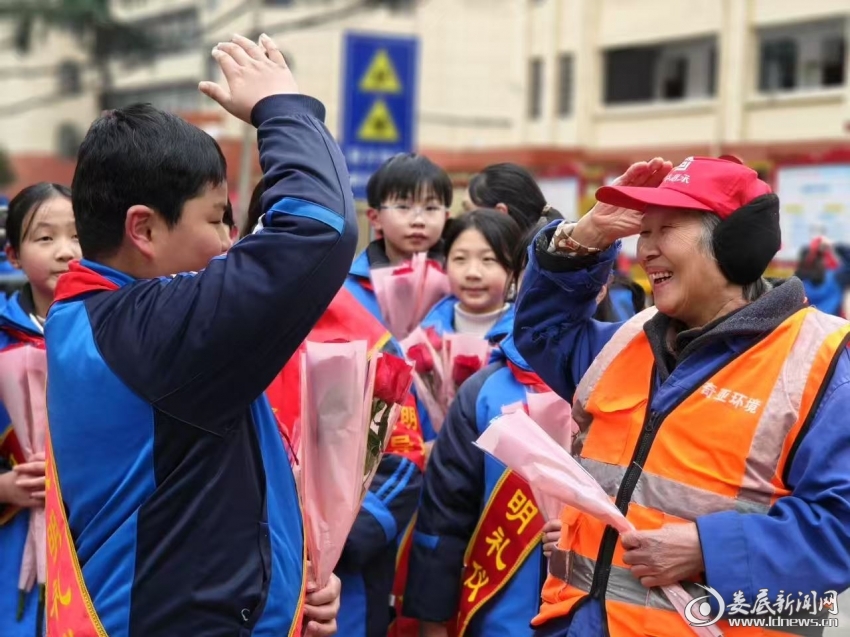 3月5日,月塘社区联合娄底五小开展“学雷锋 文明实践我行动”志愿活动。