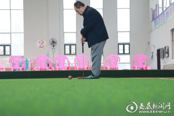 (市民在门球馆内打门球)