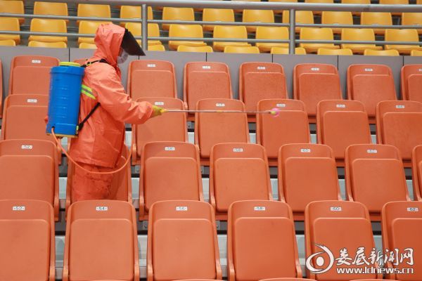 (工作人员对场馆各区域进行严格消杀)