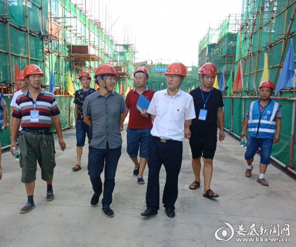 青树坪镇党委书记李国庆在易扶二期安置点检查施工安全1