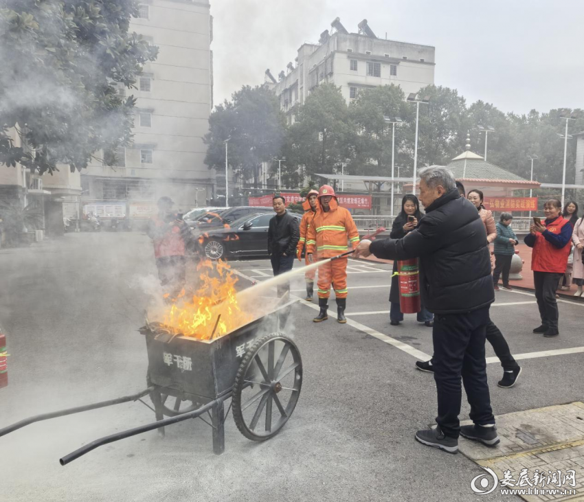 (军休干部手持灭火器灭火)