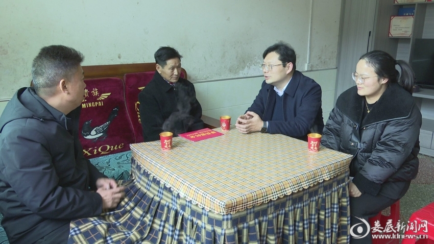 新化县委常委、县委宣传部部长邹喆看望慰问“湖南好人”邱田军