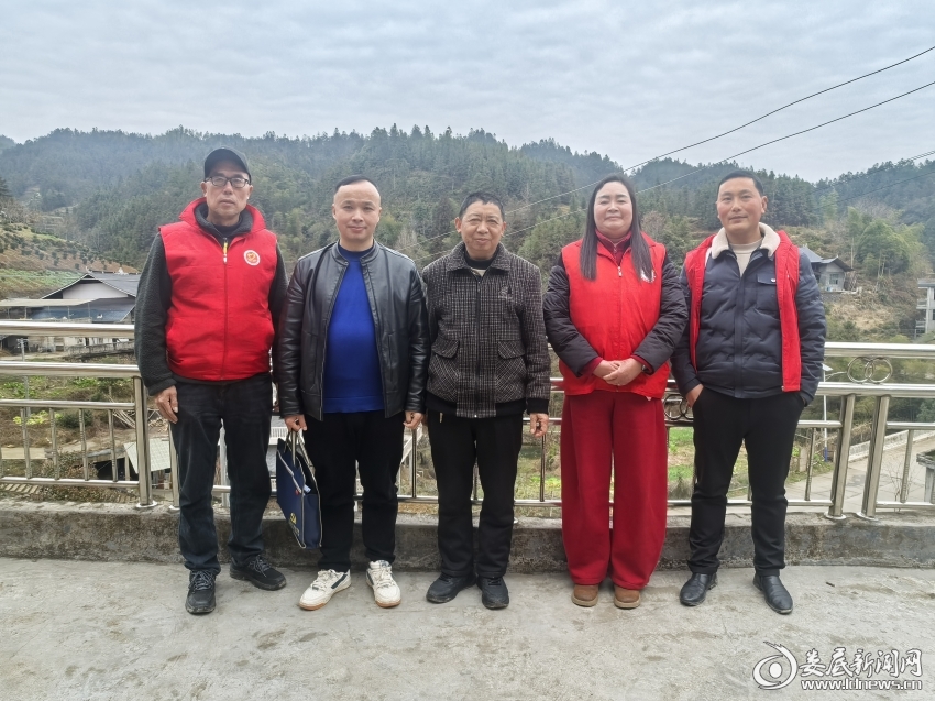 新化县文明办慰问组慰问“中国好人”罗教灵