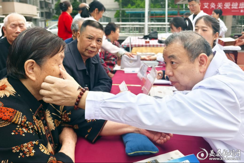 (义诊活动现场)