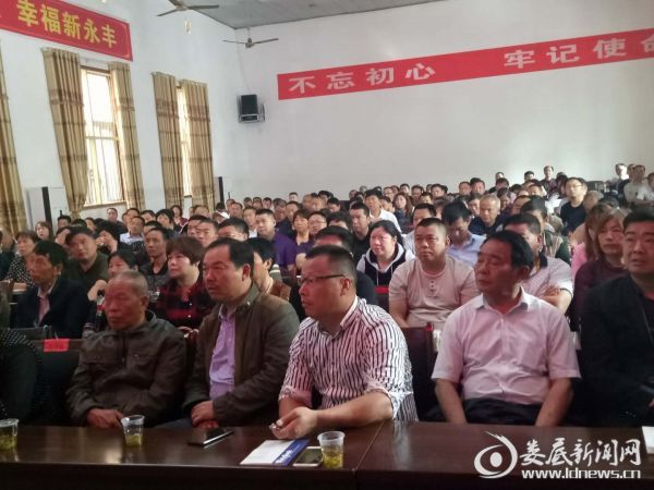 参训人员全神贯注、认真听课