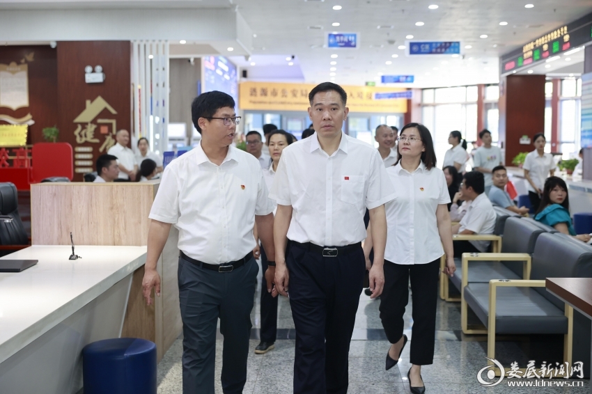2025年5月21日，市委书记段晓赛走访调研政务服务大厅