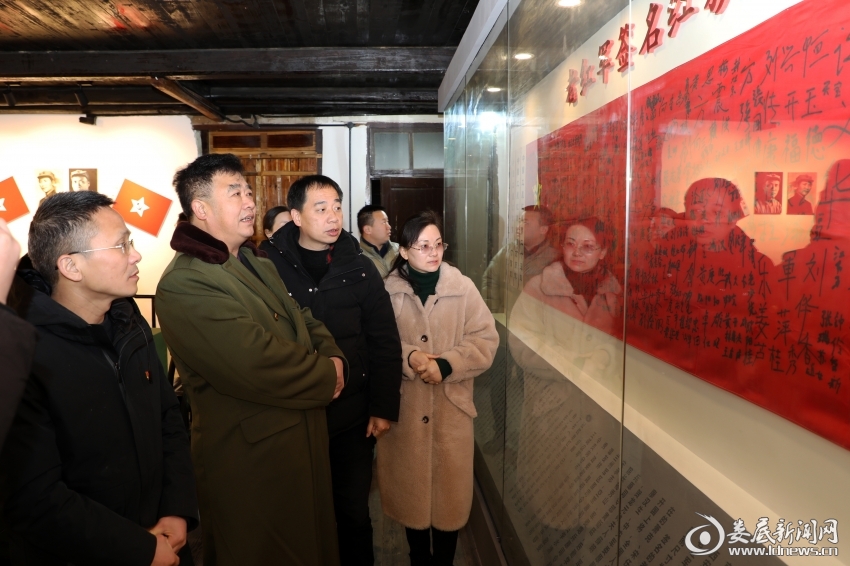 (在讲解员的引导下,大家依次参观了红二军团长征司令部旧址各个展区)