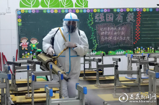 （&ldquo;全副武装&rdquo;的志愿者正在对校内进行全面消毒）