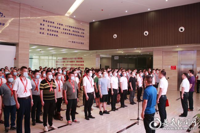 (欢迎仪式在180名退役军人雄壮有力的《团结就是力量》歌声中开始)