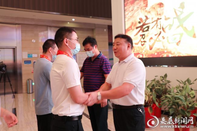 (市委副秘书长刘小辉为退役军人代表佩戴“光荣退役、再立新功”绶带)