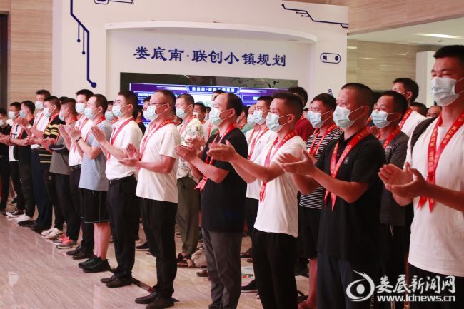 (180名退役军人齐唱《团结就是力量》)