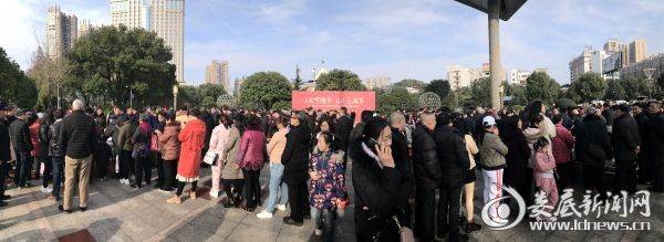 （1月12日，&ldquo;共筑中国梦&middot;文化进万家&rdquo;墨香四溢迎新春文化志愿服务活动在娄星广场举行。）