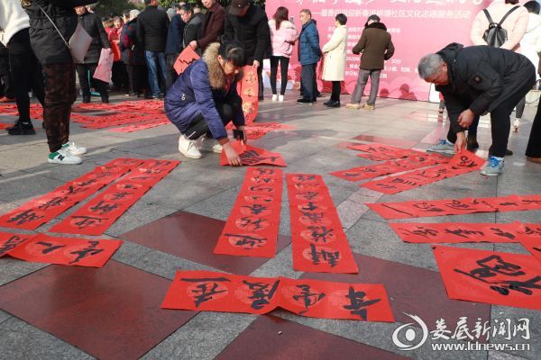（活动现场，地上便铺满了待墨干的红纸）