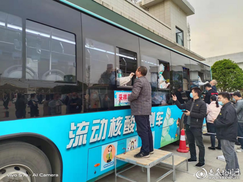娄底公交首辆核酸采集车