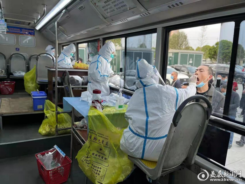 在车内，医务工作者有条不紊的核酸检测操作