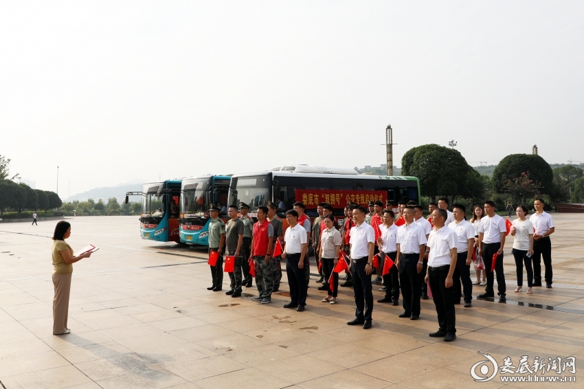 (8月1日,在中国人民解放军建军95周年之际,娄底市“双拥号”公交车专线正式投入运营。)