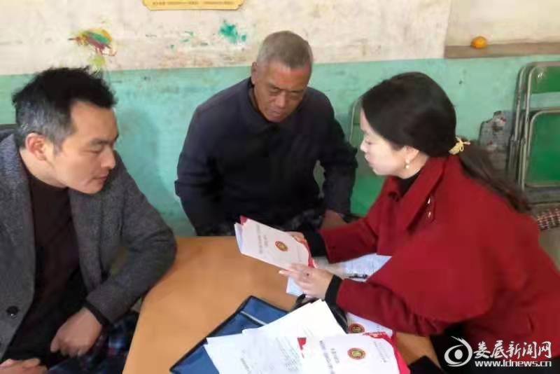 市退役军人事务局工作人员为群众发放宣讲口袋书
