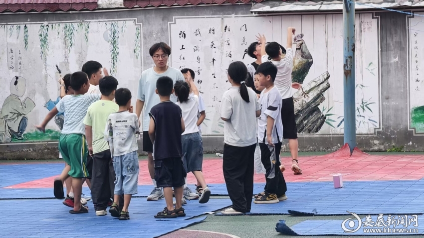孩子们与支教老师一起开展体育活动