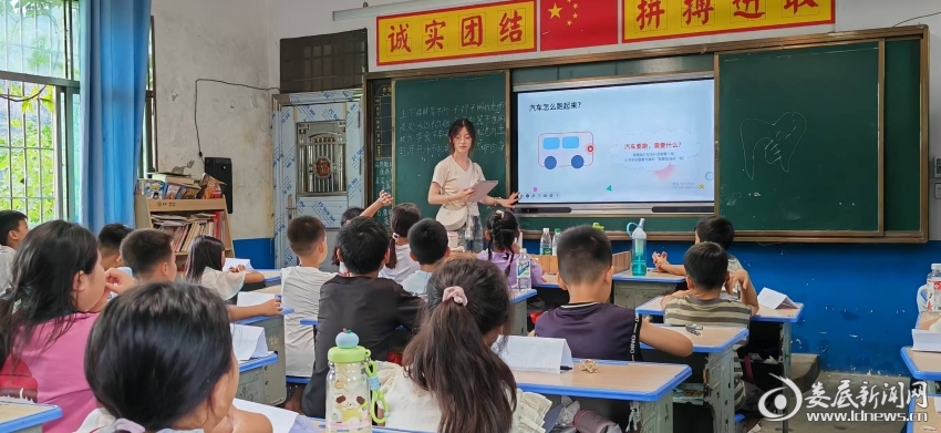 来自华中科技大学同济医学院的小路老师在为孩子们讲授口腔健康知识,普及护牙常识