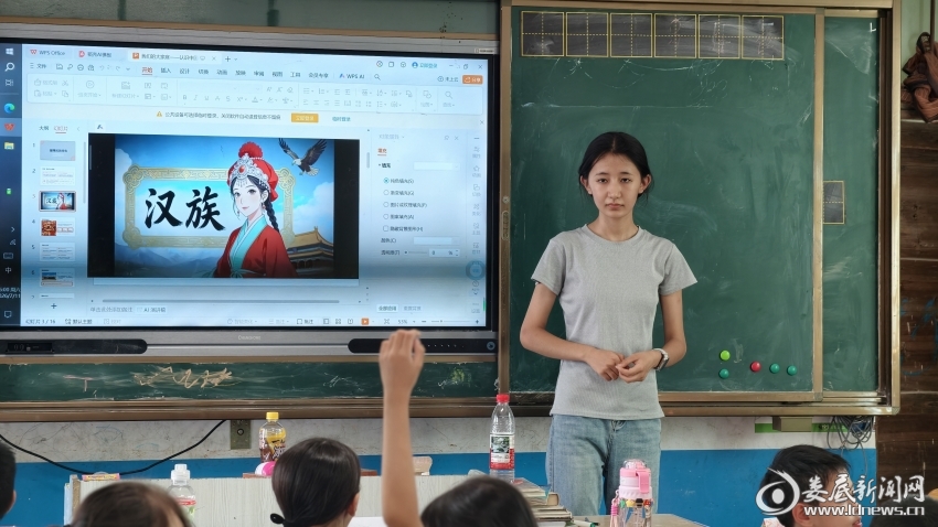 来自新疆的小赛老师带领孩子们认识各民族居所、节日与服饰