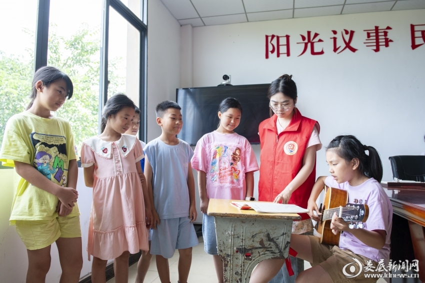 7月26日,大学生志愿者指导孩子们吉他学习