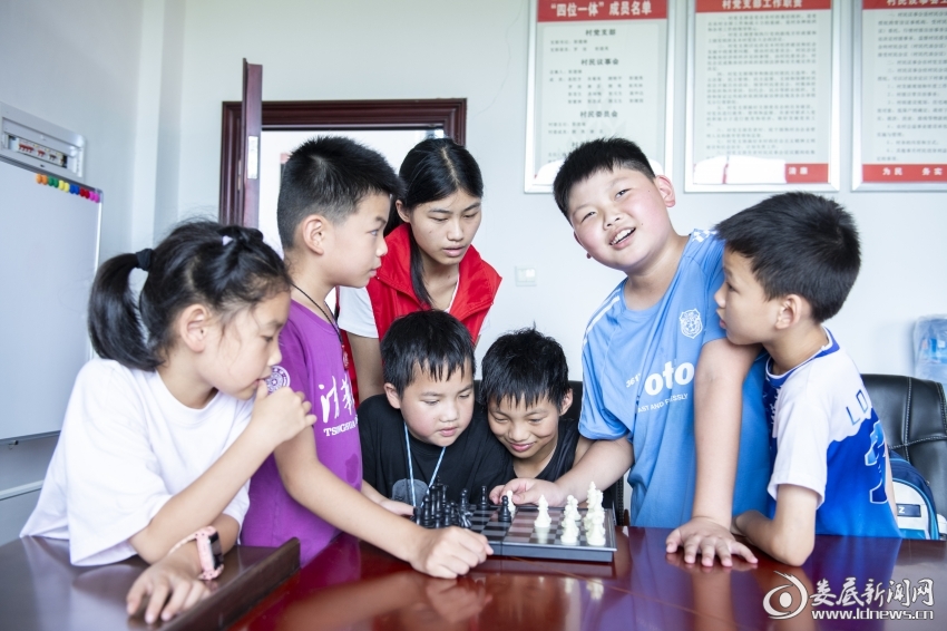 7月26日,孩子们在进行国际象棋对弈