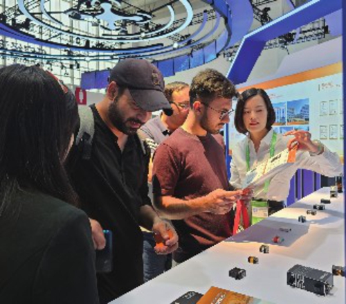 外国友人在德晟智能展台参观考察