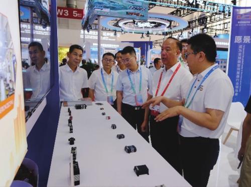 副市长杨维在德晟智能展台参观考察