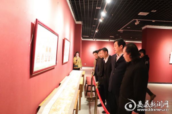 （吴建平正在观展）