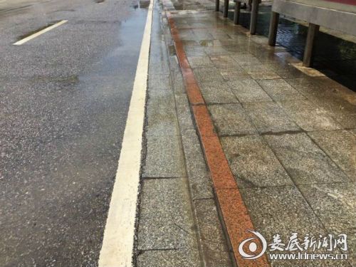 冲洗干净后的街道