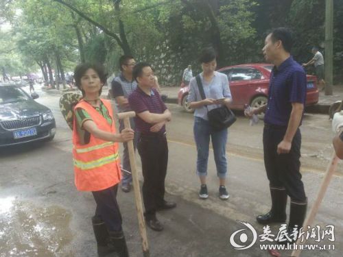 图为市环卫处主任朱坤初与涟钢的领导商议垃圾清运对策