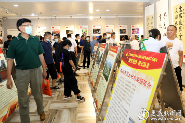 (前来看展的市民)