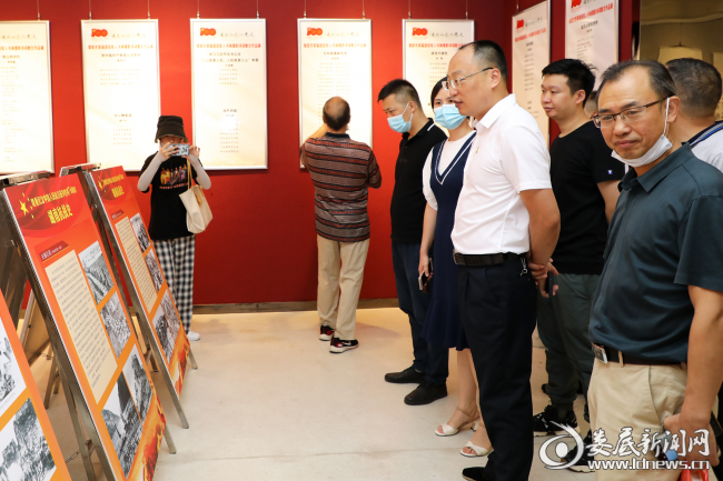 (娄底市退役军人事务局党组书记、局长吴润民正在看展)