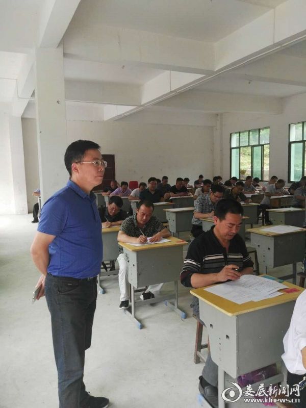 (县委组织部常务副部长伍朝阳在考场监考)