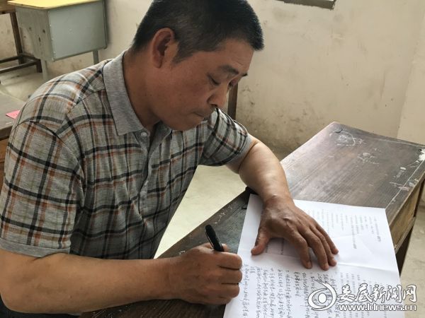 (县委统战部副部长、台办主任张建成在认真考试)