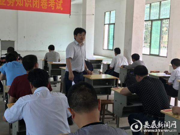 (镇党委书记刘群群在考场监考)