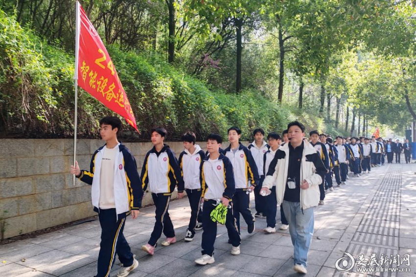 (娄底楚怡职业学校清明徒步活动。)