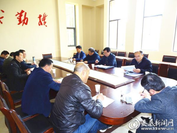 调研现场：县教育局领导正在听取新化一中的工作汇报