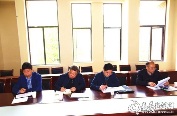 参加调研的县教育领导：县教育局局长袁华新（左二）、县教育局党组副书记、副局长周玉雄（左一）、县教育局党组成员袁振坤（右二）、县教科所所长陈历明（右一）