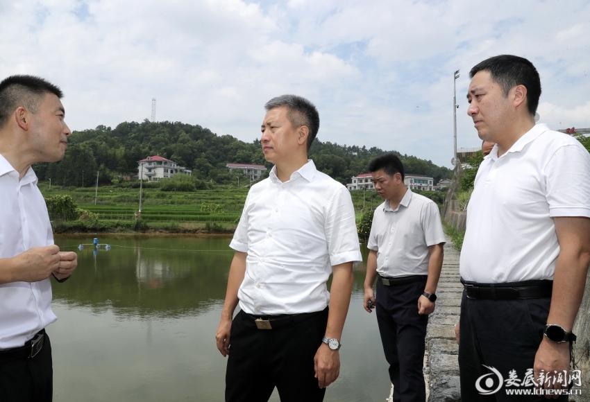 曾超群还来到走马街镇双星村柏树塘，检查了防溺水工作