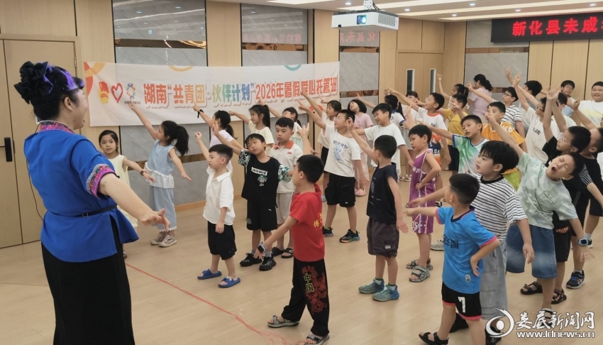 新化山歌省级非遗传承人陈福云在&ldquo;伙伴计划&rdquo;爱心托管班现场教唱山歌