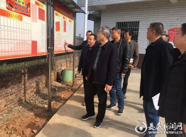 刘市长详细查看了解帮扶相关资料