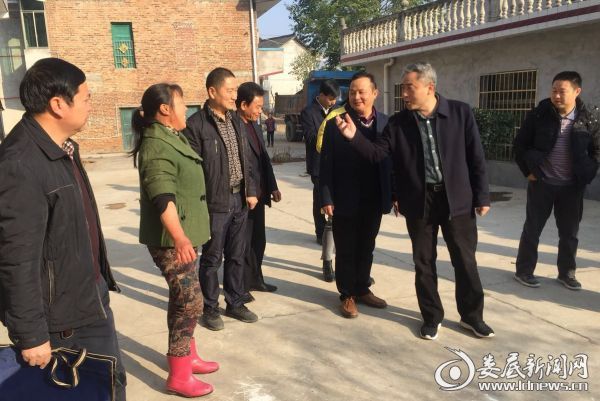 上门走访贫困户