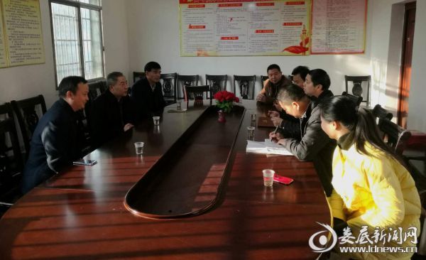 了解村里当前实际困难并联系相关部门现场进行表态解决
