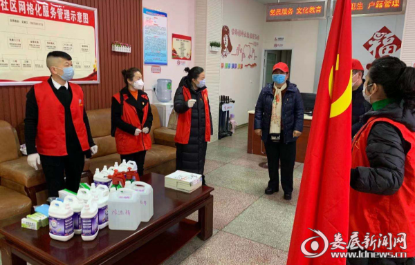 （2月13日，娄底市地域文化传承研究中心走进娄星区福岭社区开展&ldquo;众志成城防疫情、党员干部践初心&rdquo;主题党日活动，让党旗在疫情防控一线高高飘扬。）