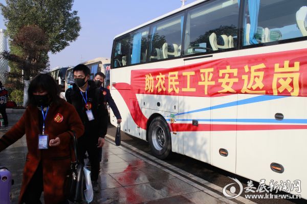 （早上9时30分，赴广州返岗的农民工朋友乘坐专车从双峰县抵达娄底南站 刘建安/摄）