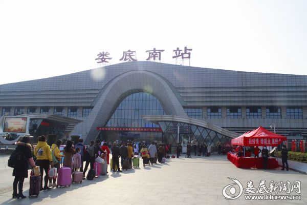 （专车从双峰县抵达娄底南站后，农民工朋友排队进站 刘建安/摄）