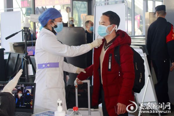 （为了保障农民工朋友顺利安全出行，娄底南站为此次专列团体人员开辟了绿色通道，简化进站流程,并指定工作人员与农民工对接 刘建安/摄）
