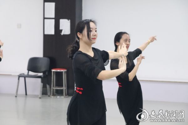 （练舞室排练）