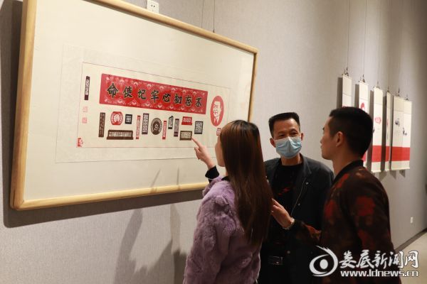 （参观群众络绎不绝）